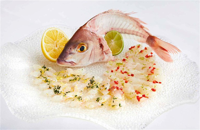 Frisches Sashimi auf Eis: Bei Costas Spiliadis isst das Auge immer mit – entsprechend werden die Köstlichkeiten angerichtet.