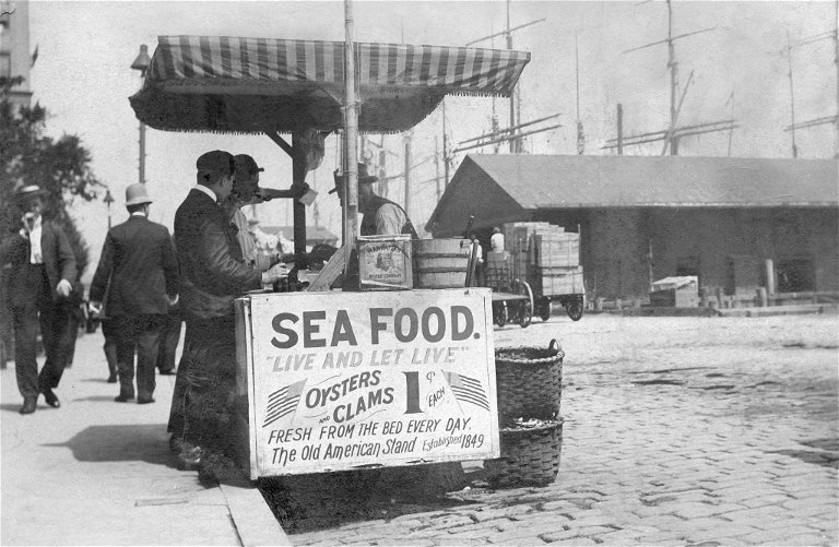 Bis Anfang des 20. Jahrhunderts prägte das vor der Stadt geerntete Seafood als billiger Imbiss für alle auch das Strassenbild New Yorks.
