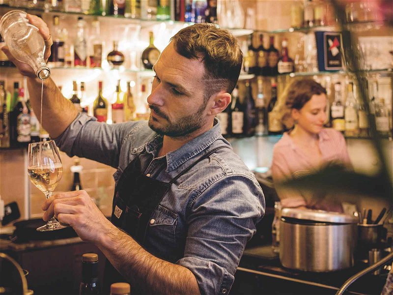 Die «Bar Sacchi» hat sich innert kürzester Zeit zu einem Hotstpot der Zürcher Barkultur gemausert. Mit stylisher Inneneinrichtung, Cocktails «on tap» und natürlich einer auserlesenen Weinselektion.