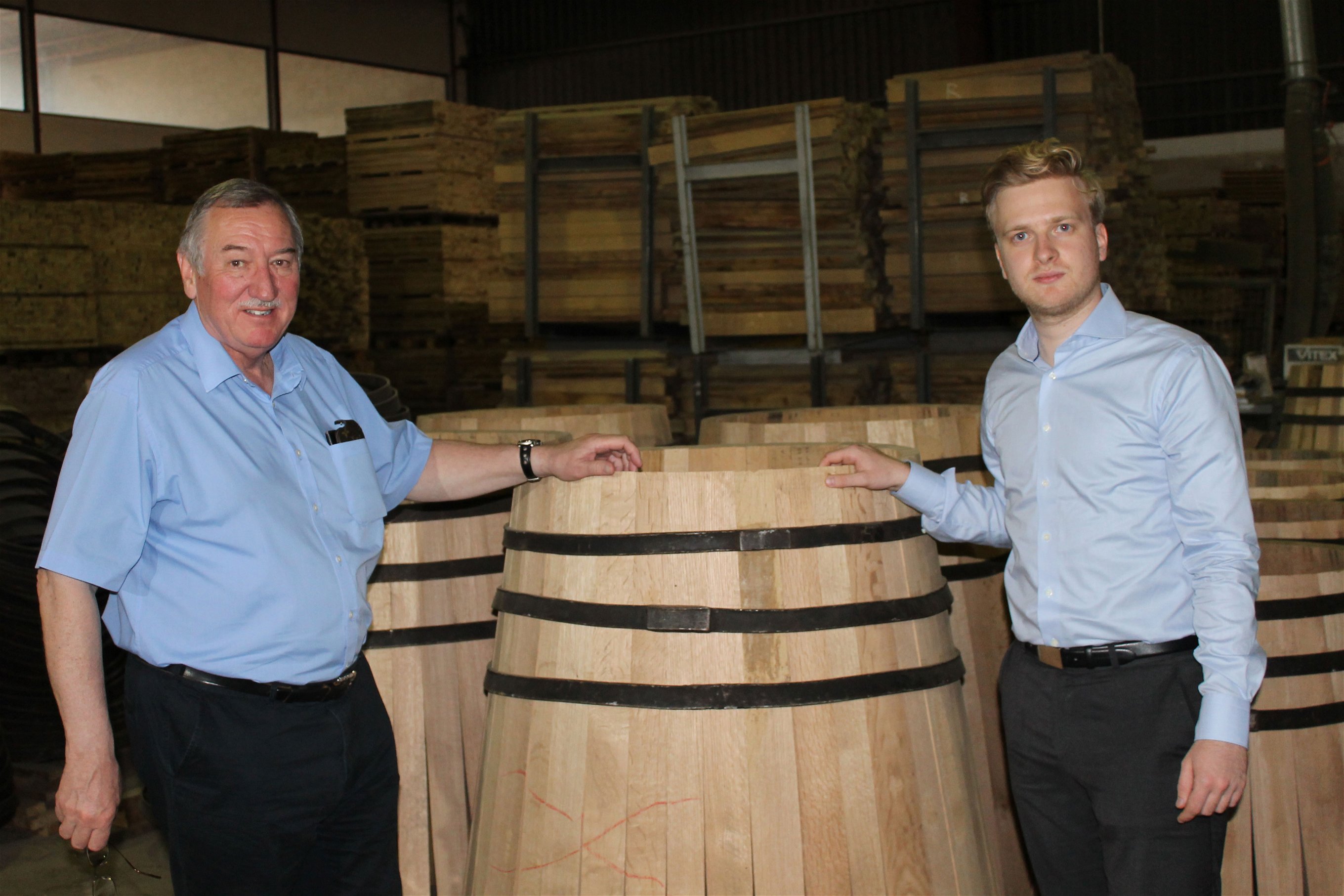 Wein- &amp; Spirituosenhändler Stephan Ehmke mit Glenfarclas Chairman John L.S. Grant bei der Arbeit.