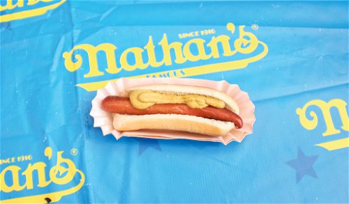 Hotdog:&nbsp;1867 von einem deutschen Immigranten in New York erfunden. US-Hotdogs bestehen aus einem aufgeschnittenen Weckerl und einer gekochten Wurst, Hotdogs in Österreich werden meist aus »ausgehöhlten« Mini-Baguettes und verschiedensten Würsten gemacht.