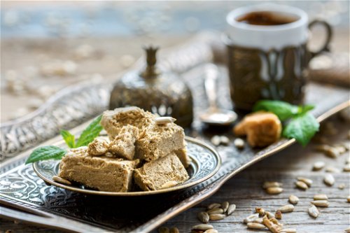 Halva gehört zu den beliebtesten Süßspeisen der Levante. Auf den Märkten wird sie in verschiedensten Versionen angeboten, pur oder mit Früchten, Nüssen und vielem mehr.