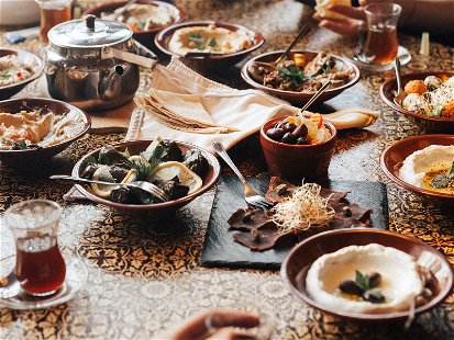 Wer an Levante-Küche denkt, meint vor allem Mezze, kleine Schälchen mit allerlei Köstlichkeiten, die in der Tischmitte zum Teilen serviert werden.