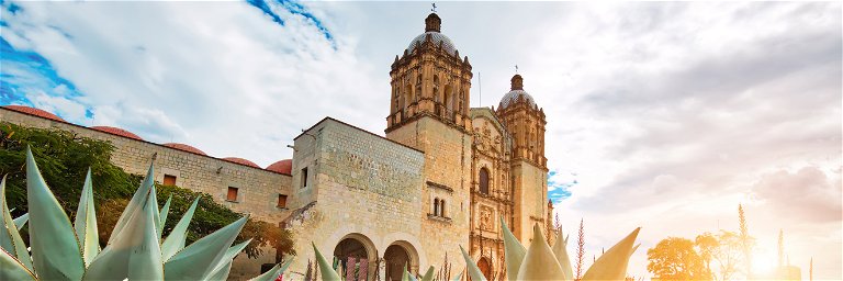 Die prachtvolle Kathedrale Santo Domingo de Guzmán ist das Wahrzeichen der Stadt Oaxaca. In der gleichnamigen Region stehen auch Heuschrecken auf dem lokalen Speiseplan.