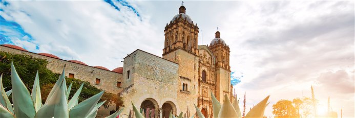 Die prachtvolle Kathedrale Santo Domingo de Guzmán ist das Wahrzeichen der Stadt Oaxaca. In der gleichnamigen Region stehen auch Heuschrecken auf dem lokalen Speiseplan.