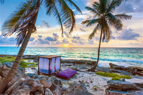 Südsee-Feeling mit Blick aufs Karibische Meer an der Ostküste von Yucatán (oben).&nbsp;Grosse Farbenpracht und ein gewisser Fatalismus bestimmen das Strassenbild.