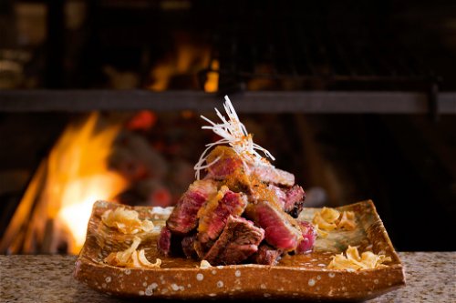 Rib-Eye-Steak mit Wafu-Sauce und Knoblauch-Crisps im «Zuma».