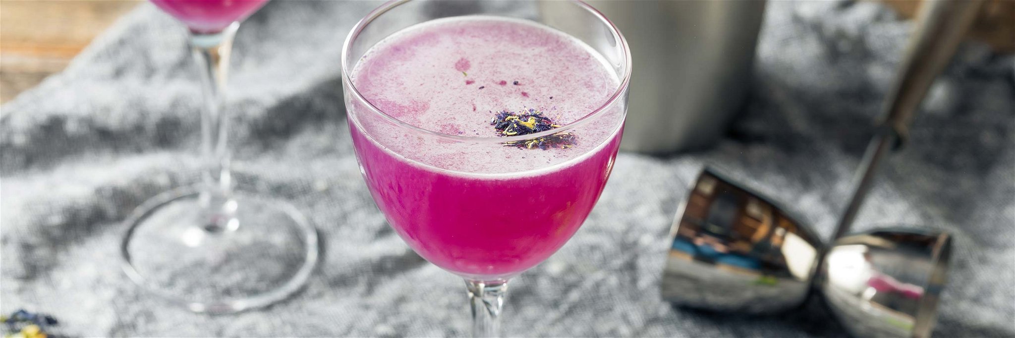 Farbenspiel: Der dunkelblaue Gin mit den Blüten der Schmetterlingserbse wird im Mix mit Tonic pink.