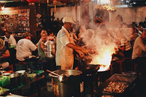 Offene Garküchen prägen das Bild von Thailands Straßen. Vor allem Bangkok besitzt einen hervorragenden Ruf, wenn es um Street Food geht.&nbsp;