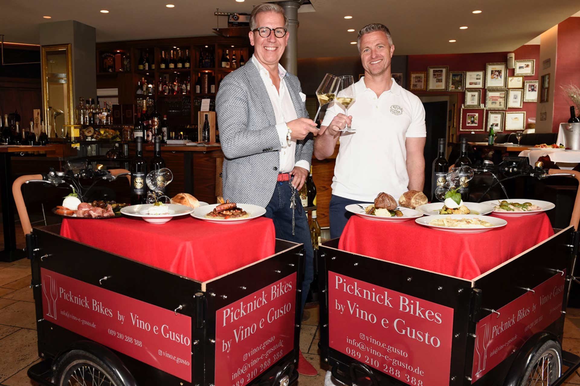 Inhaber Guido Prick&nbsp;mit Ex-Rennfahrer und nun Winzer Ralf Schumacher, dessen Weißwein ab einer Bestellung von 150 Euro auf's Haus geht.