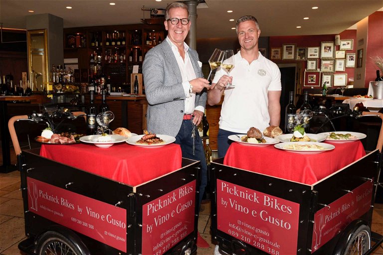 Inhaber Guido Prick&nbsp;mit Ex-Rennfahrer und nun Winzer Ralf Schumacher, dessen Weißwein ab einer Bestellung von 150 Euro auf's Haus geht.