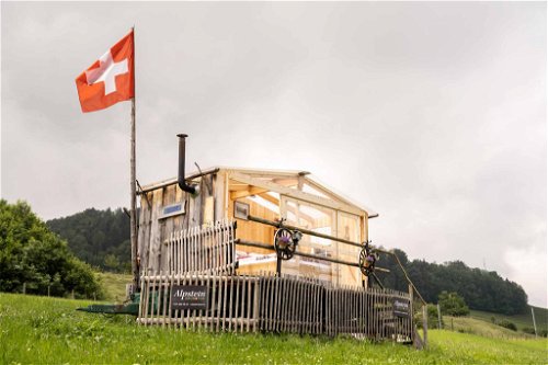Alpenbritsche Hof Dietrich Das Tiny Home ist im typischen Appenzeller-Stil eingerichtet und befindet sich auf einer grossen Wiese oberhalb eines Bauernhofs am Dorfrand von Herisau.  Hölzli 2787, 9100&nbsp;Herisau