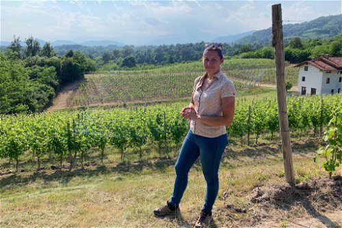 Silvia Barbaglia vom gleichnamigen Weingut vor ihren Reben. Unsichtbar im Hintergrund der Monte Rosa. Hinten rechts ihre seit kurzem umgebaute Cascina del Buon umore