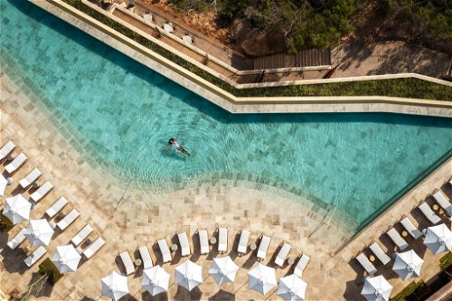 Der Pool des Resorts liegt direkt auf den Felsen der Xaracca-Bucht an der Nordspitze der Insel