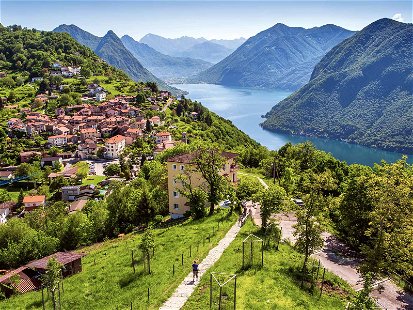 Typisch Tessin: Atemberaubende Aussicht vom Monte Brè auf die Stadt Lugano, den Luganersee und den Monte San Salvatore.
