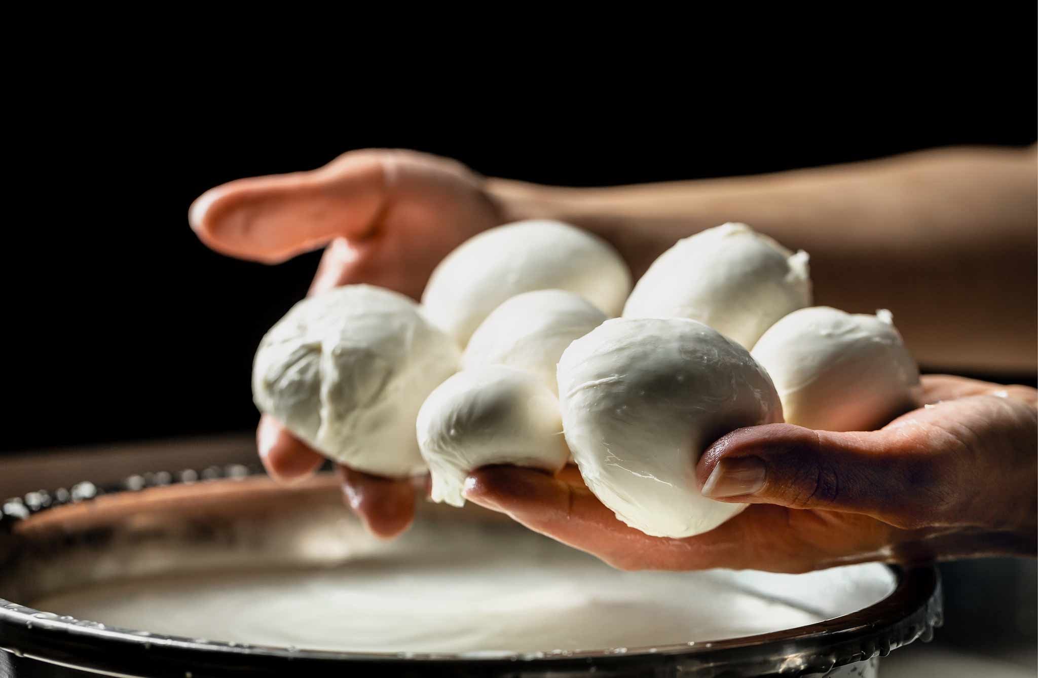 Von Hand geformt und bei Zimmertemperatur – niemals im Kühlschrank – aufbewahrt: Das ist süditalienische Mozzarella-Kultur.