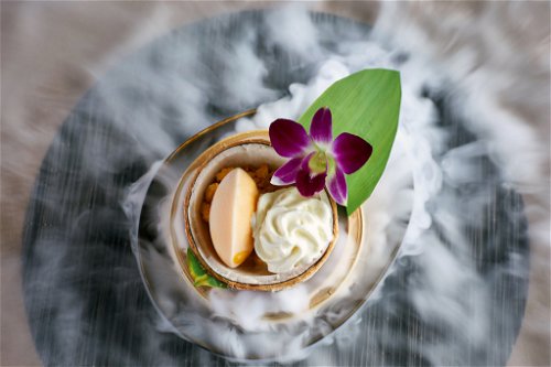Dessert «Above The Clouds» mit Kokosnuss, Yuzu, Banane und&nbsp; Passionsfrucht-Sorbet