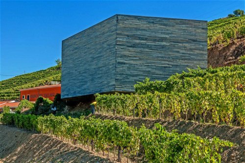 «QUINTA DO VALLADO» (Portugal): Das Hotel im Norden von Portugal hat lediglich 13 einzigartige Suiten, sodass jedem Gast grosse Aufmerksamkeit gewidmet wird. Neben dem typischen roten Portwein wird auch Rosé- und Weisswein auf dem angrenzenden Weingut hergestellt.