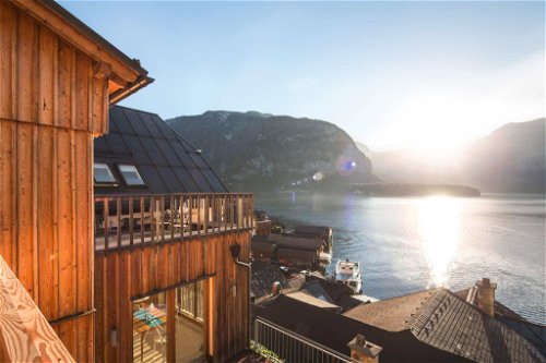 Die fünf individuell gestalteten Suiten im »Hallstatt Hideaway« bieten eine traumhafte Aussicht auf den Hallstätter See und beeindrucken mit&nbsp;ihrem Neo-Alpin-Design.