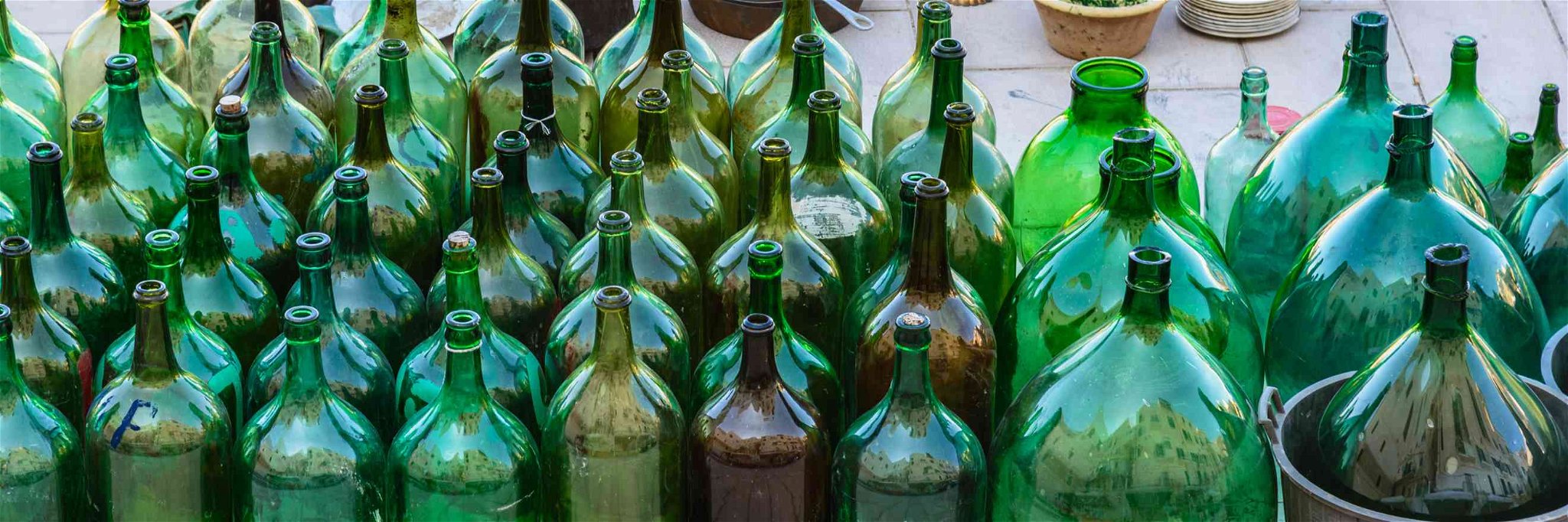 The manufacture of sturdy bottles was key to the evolution of sparkling wines.