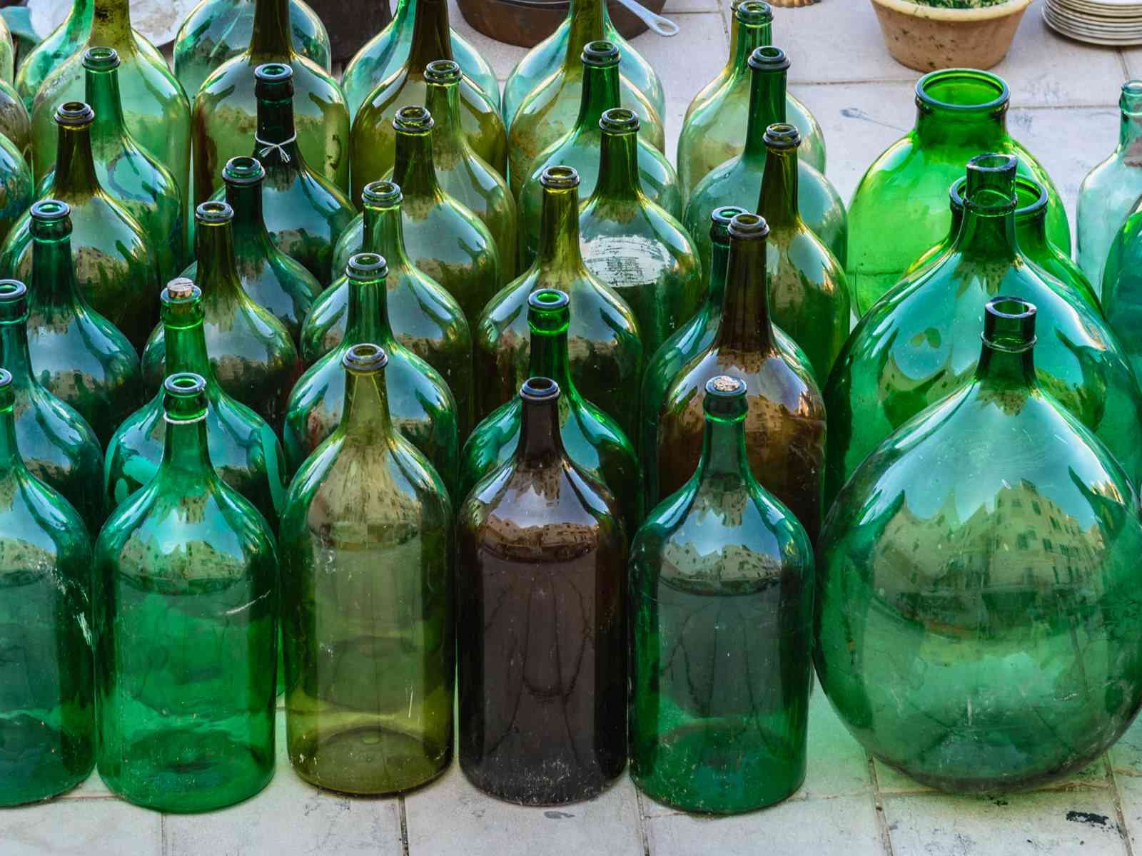 The manufacture of sturdy bottles was key to the evolution of sparkling wines.