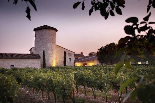 «CHÂTEAU DE SALETTES» (Frankreich): Gelegen in idyllischer Umgebung ist das&nbsp;Château auf einer felsigen Anhöhe gebaut, von der man die umliegende Weinlandschaft bestaunen kann. Der Weinkeller ist gefüllt mit hauseigenem Wein, der in Eichenfässern reift.