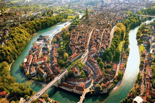 Die Aareschlaufe ist charakteristisch für die Stadt Bern. Auf dem Fluss fahren keine Motorboote – perfekt für Schwimmer.