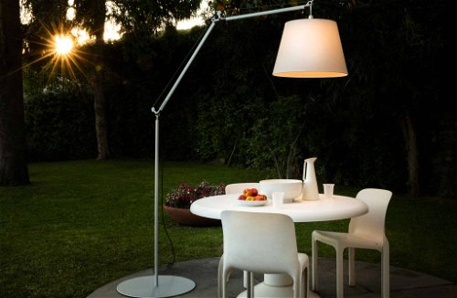 Das ikonische Design von Michele de Lucchi für Artemide funktioniert auch draußen. »Tolomeo Paralume Outdoor« taucht nicht nur den Tisch in warmweißes Licht.&nbsp;