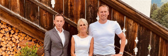 Die Eigentümer Belinda und Matthäus Rass mit dem neuen Resort Direktor René Knopf.