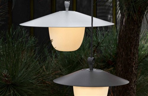 Die mobile »Ani Lamp« von Blomus kann sowohl hängen als auch stehen. Über einen Dimmer ist ihre Helligkeit regulierbar.&nbsp;