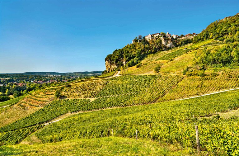 Das Dörfchen Château-Chalon liegt auf einem Vorsprung des ersten Juraplateaus. In der gleichnamigen Appellation wird ausschliesslich Vin Jaune produziert.