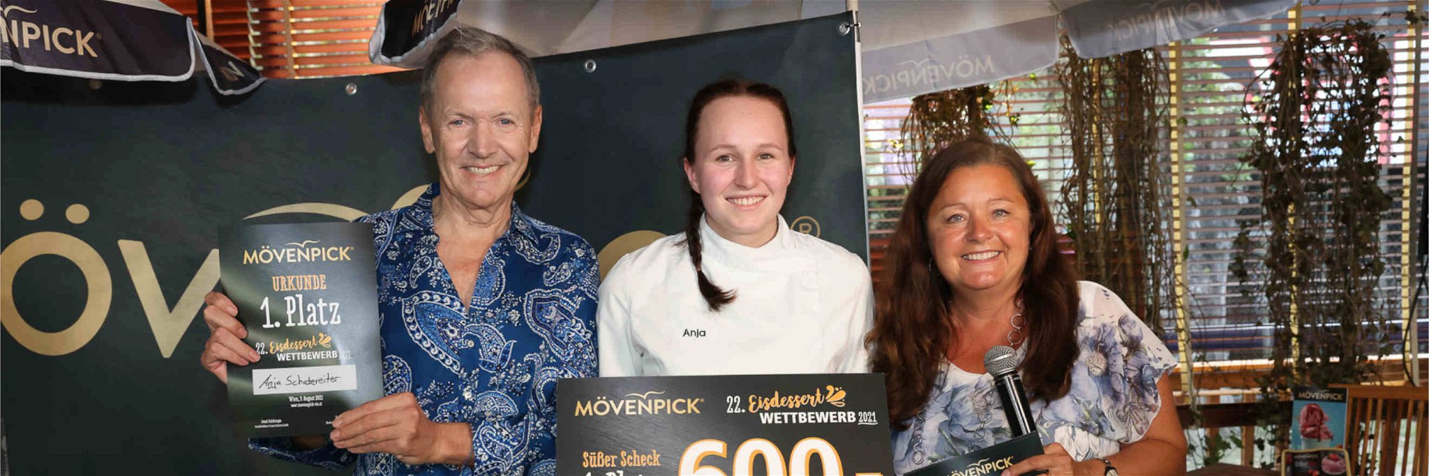 Gewinnerin Anja Schabereiter (Mitte) mit Eva Nikendei, Froneri Austria, und Gastronom Ossi Schellmann.
