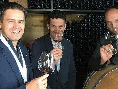 Master of Wine Roman Horvath und Andreas Wickhoff mit&nbsp;Hotel Central-Direktor Michael Waschl.