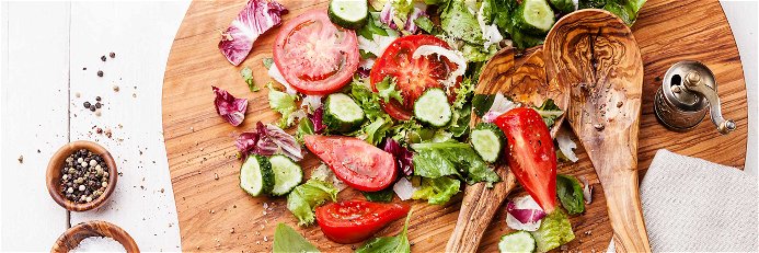 Salat ist gesund – und liegt vor allem im Sommer nicht so schwer im Magen.