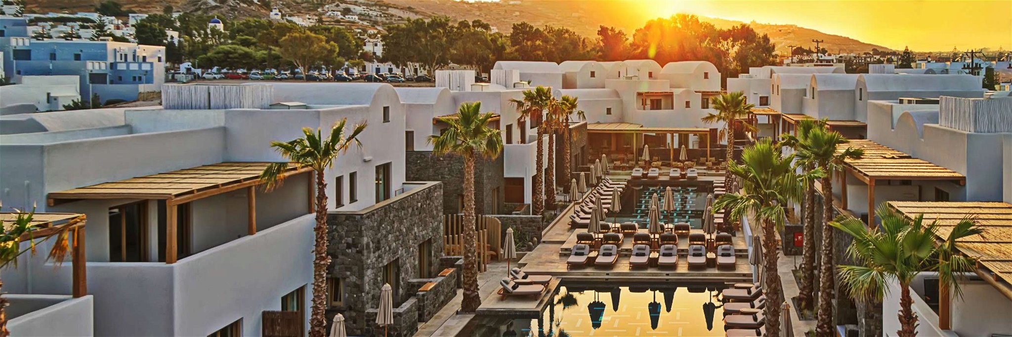 Zwei große Pools mit 80 Sonnenliegen bilden das Herzstück des Resorts.