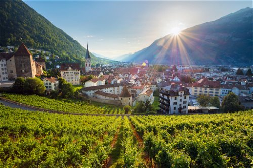 Chur, die Hauptstadt des Kantons Graubünden, liegt unweit der Herrschaft – und verfügt sogar über eigene Rebberge.

