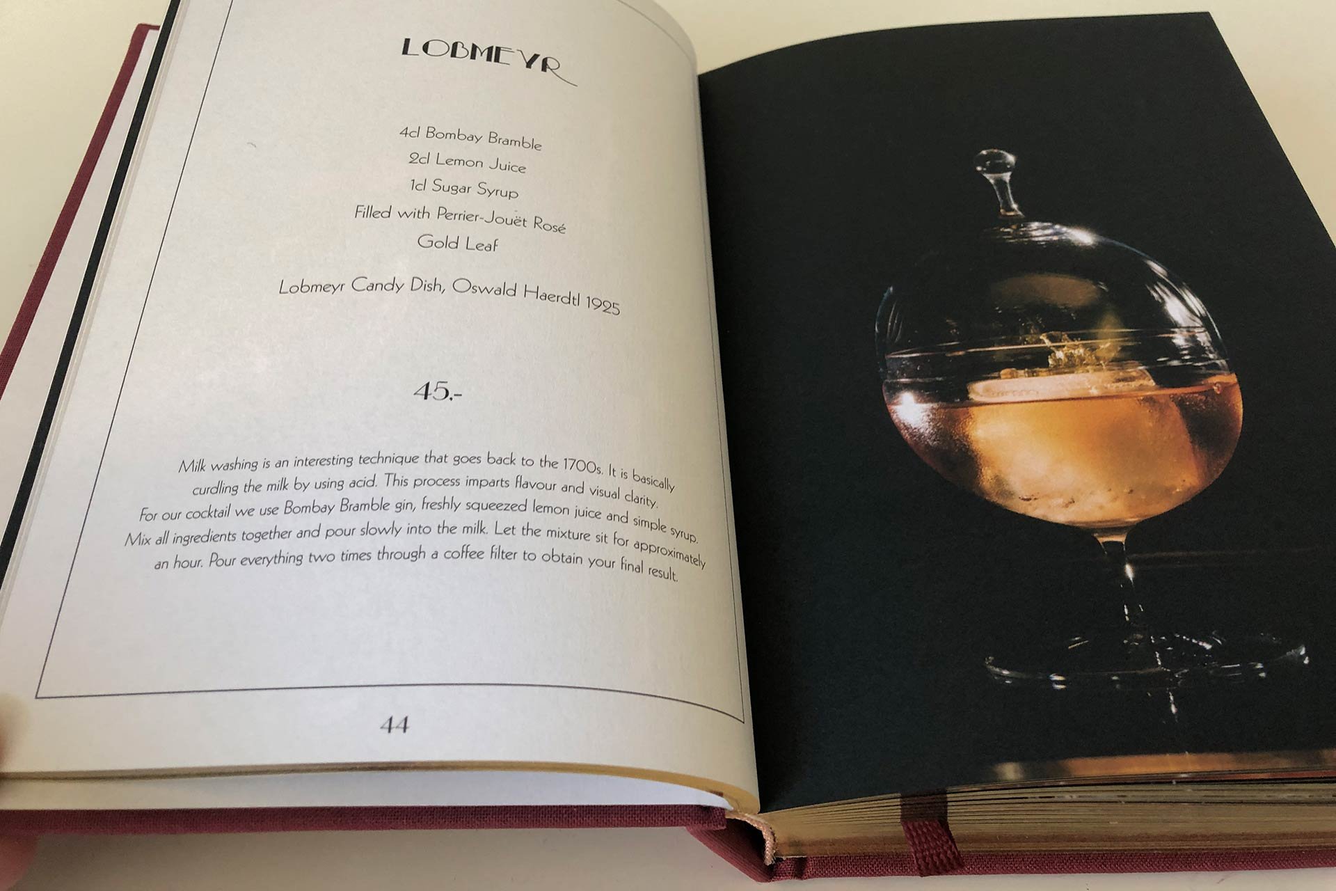 Keine Barkarte, sondern ein Cocktailbuch. Aufgeschlagen ist der Signature Drink »Lobmeyr«.