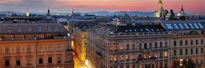 Das&nbsp;»The Ritz-Carlton, Vienna« und die nächtliche Skyline der Donaumetropole.