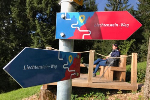 Wegweiser am Liechtenstein-Weg