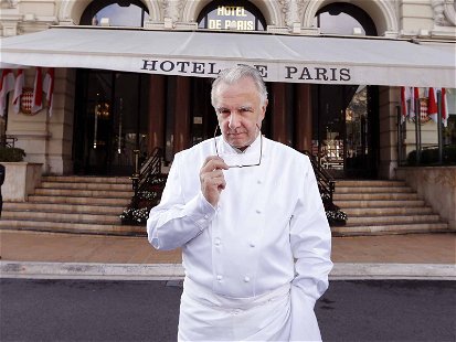 Alain Ducasse in front of the&nbsp;»Hotel de Paris«.
