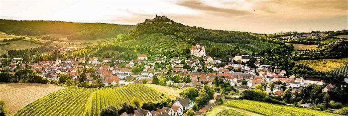 Die Kellergasse »Oagossn« im idyllischen Falkenstein zählt zu den schönsten und bekanntesten des Weinviertels. 65 Presshäuser reihen sich hier aneinander.