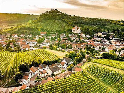 Die Kellergasse »Oagossn« im idyllischen Falkenstein zählt zu den schönsten und bekanntesten des Weinviertels. 65 Presshäuser reihen sich hier aneinander.