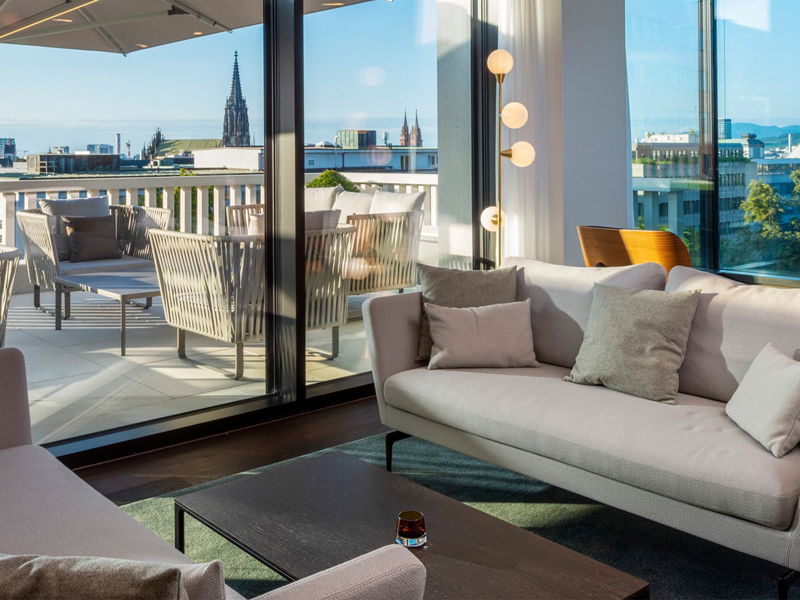 Die Executive Lounge des neuen «Mövenpick Hotel Basel» befindet sich über den Dächern von Basel.
