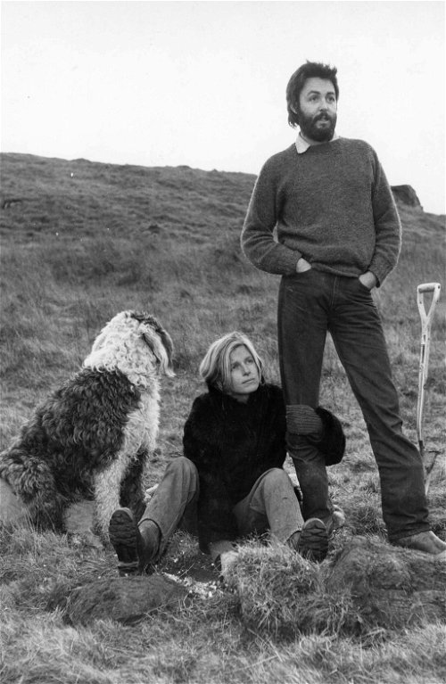 Paul und Linda McCartney mit Bobtail-Hündin Martha in den Siebzigerjahren in Schottland.