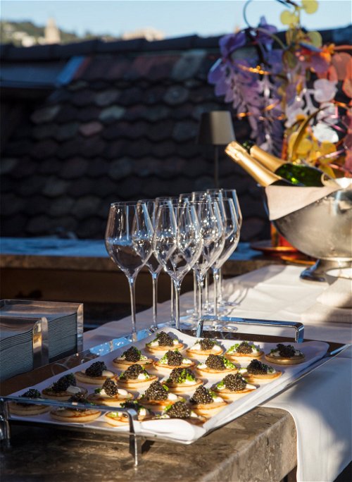 Champagner der Maison Perrier-Jouët mit Oona Caviar aus den Schweizer Alpen