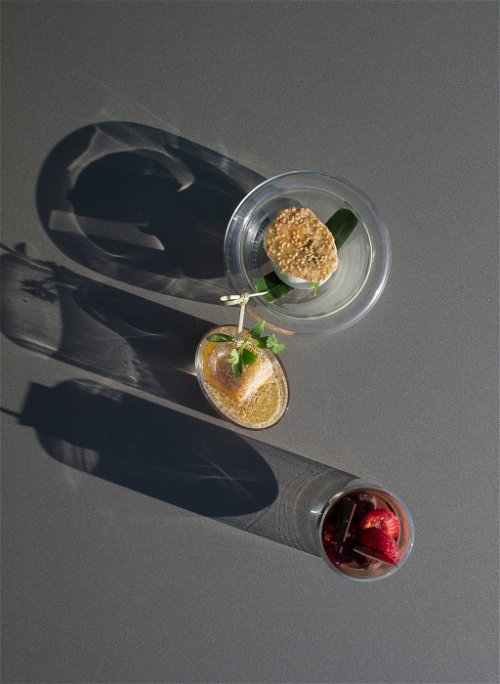 Kokos-Variation mit Zitrone und Jogurthsorbet, Akazien Komposition mit Haselnuss und Traubensorbet und Schokolade mit Eierlikörschaum und Pralineneis