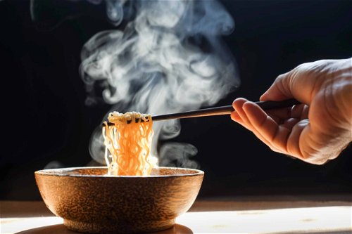 Italien oder China? Der Ursprung der Nudeln war lange umstritten, inzwischen sind sich die Forscher einig: Die ersten Nudeln wurden mit ziemlicher Sicherheit mit Stäbchen gegessen …