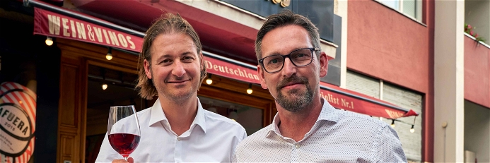 Verkaufen spanische Weine online und über ein wachsendes Filialnetz: Christopher Maaß (l.) und Alexander Wendt.