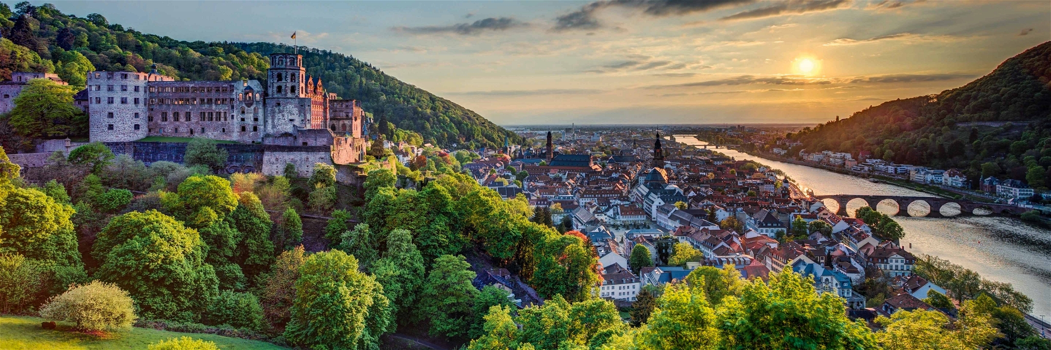 Beliebtes Reiseziel auch für ausländische Touristen: Heidelberg, hier mit der Schlossruine und dem Neckar.