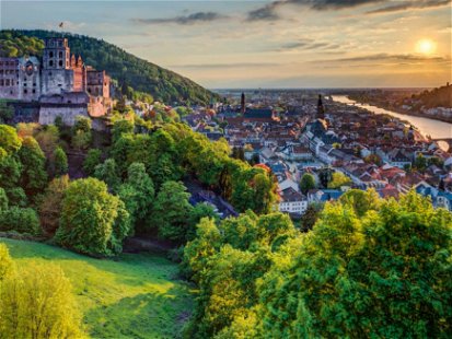 Beliebtes Reiseziel auch für ausländische Touristen: Heidelberg, hier mit der Schlossruine und dem Neckar.